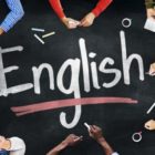 Καθηγήτρια αγγλικών παραδίδει μαθήματα