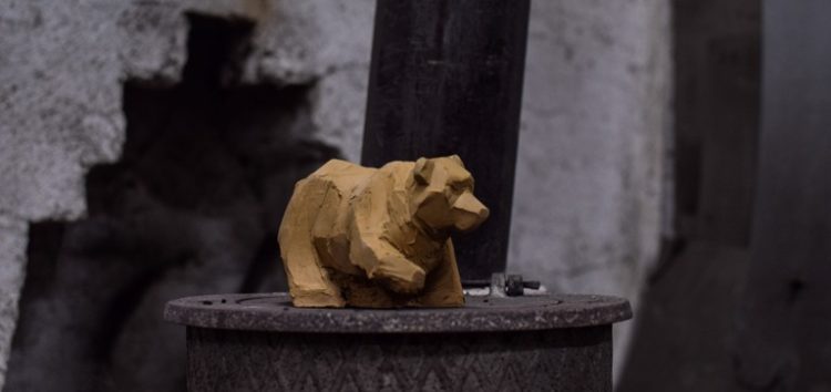 Η «περιπλανώμενη Αρκούδα» του προπτυχιακού καλλιτέχνη Αγησίλαου Ρόμπολα στην αναπαράσταση της φωτιάς στη Σκοπιά