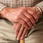 Ζητούνται άτομα για φροντίδα ηλικιωμένου
