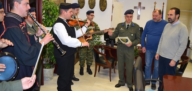 Παραδοσιακά κάλαντα στον Δήμαρχο Φλώρινας από τη Στρατιωτική Μουσική (video, pics)
