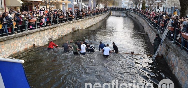 Ο εορτασμός των Θεοφανείων στη Φλώρινα – Μετά από δύο ώρες βρέθηκε ο Σταυρός στον ποταμό Σακουλέβα (video, pics)