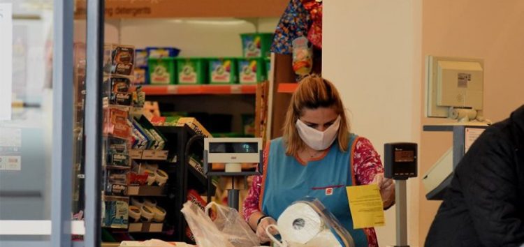 Υποχρεωτική από το Σάββατο η χρήση μάσκας στα σούπερ μάρκετ για εργαζομένους και καταναλωτές