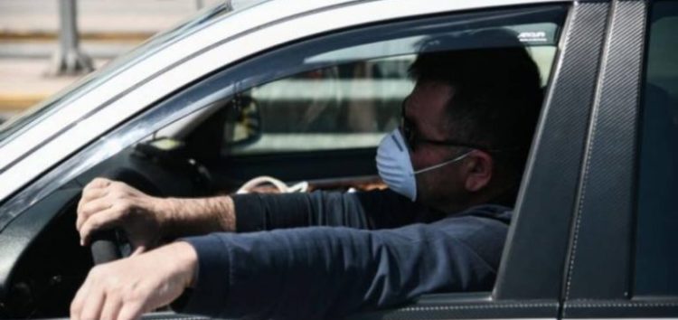 Διατηρείται η χρήση μάσκας στο αυτοκίνητο – Πότε είναι υποχρεωτική