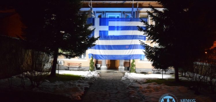 Ελληνική σημαία μεγάλων διαστάσεων στο κτίριο του Δημαρχείου Φλώρινας (pics)