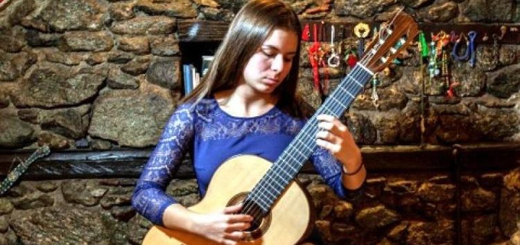 Ιωάννα Καζόγλου: Μια 17χρονη από τις Πρέσπες που «μαγεύει» με τους ήχους της κιθάρας της