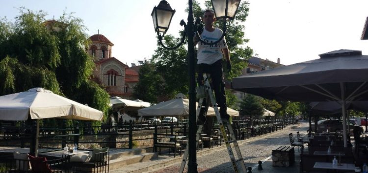 Ανακαίνιση βαφής ιστών του δημοτικού φωτισμού στην πόλη της Φλώρινας (pics)