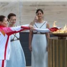 Ιστορική στιγμή! Η Παρασκευή Λαδοπούλου άναψε τον βωμό κατά την τελετή παράδοσης της Ολυμπιακής Φλόγας (video, pics)