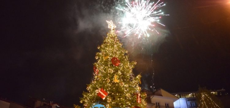 Φωταγωγήθηκε το Χριστουγεννιάτικο Δέντρο της Φλώρινας (video, pics)