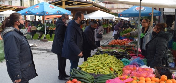 Επίσκεψη του Δημάρχου Φλώρινας Β. Γιαννάκη στη λαϊκή αγορά Φλώρινας (pics)