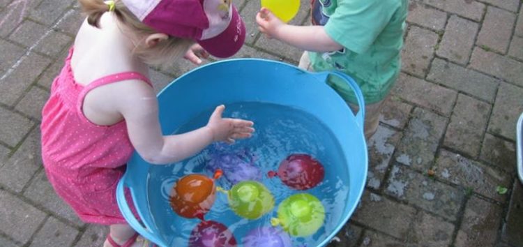 10 απλές και διασκεδαστικές δραστηριότητες για νήπια με νερό!