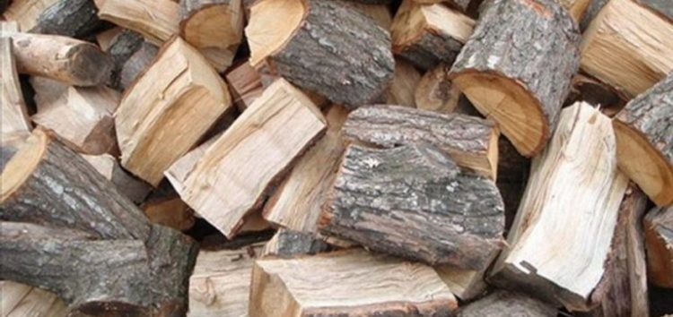 Κόψιμο και τοποθέτηση ξύλων