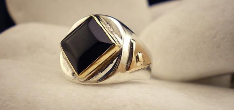 Χρυσό δαχτυλίδι με ιστορία: Τι είναι τα σεβαλιέ δαχτυλίδια και τα σειρέ ολόβερα