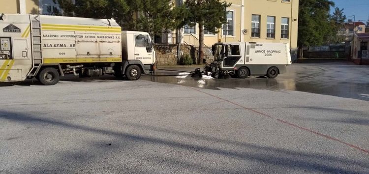 Καθαρισμός των σχολικών αυλών από συνεργεία του Δήμου Φλώρινας (pics)