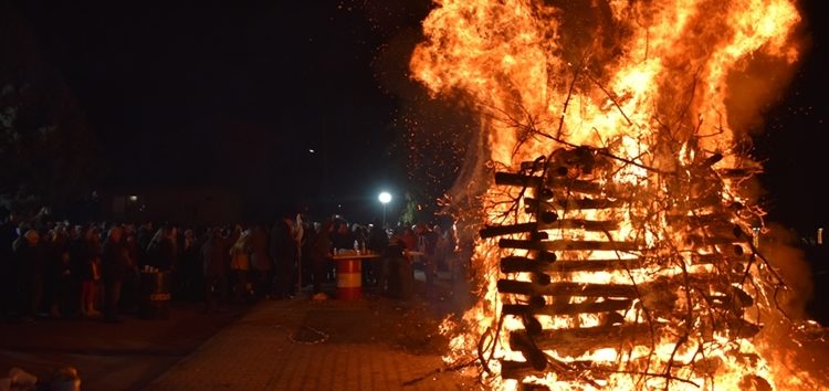Με την αναβίωση του εθίμου του ανάμματος των Φωτιών συνεχίστηκαν οι Χριστουγεννιάτικες εκδηλώσεις του Δήμου Φλώρινας (video, pics)