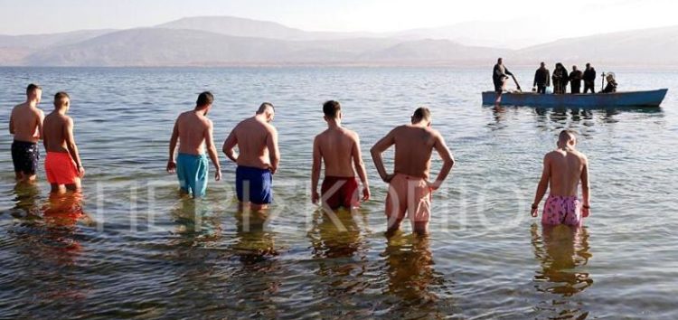 Ο αγιασμός των υδάτων στη λίμνη Βεγορίτιδα (video)