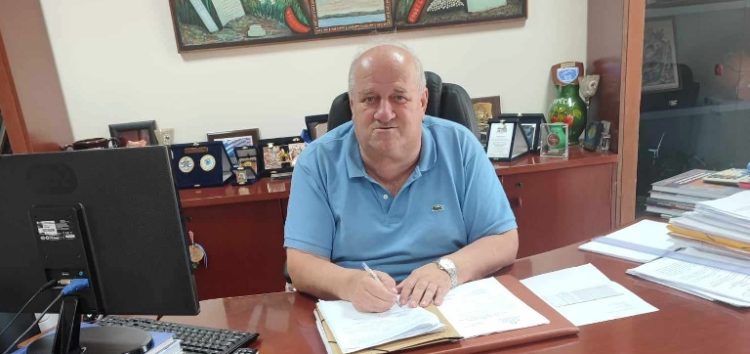Υπογραφή σύμβασης για την προμήθεια ανατρεπόμενου φορτηγού στον Δήμο Πρεσπών