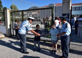 Ενημερωτικά φυλλάδια τροχαίας και σχολικά προγράμματα με σελιδοδείκτες διανεμήθηκαν από αστυνομικούς Υπηρεσιών της Γενικής Περιφερειακής Αστυνομικής Διεύθυνσης Δυτικής Μακεδονίας σε μαθητές δημοτικών σχολείων και γονείς