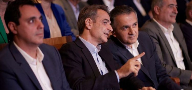 Ο Πρωθυπουργός και Πρόεδρος της Νέας Δημοκρατίας Κυριάκος Μητσοτάκης στην κεντρική ομιλία του νυν και υποψήφιου Περιφερειάρχη Δυτικής Μακεδονίας Γιώργου Κασαπίδη στην Κοζάνη