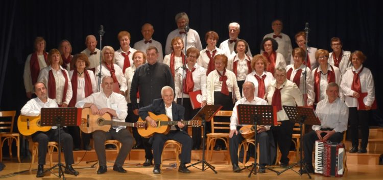 Με την χορωδία του ΚΑΠΗ συνεχίστηκαν οι Χριστουγεννιάτικες εκδηλώσεις του Δήμου Φλώρινας (video, pics)