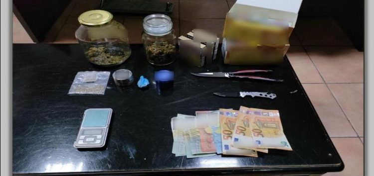 Συνελήφθη ανήλικος από αστυνομικούς του Τμήματος Ασφάλειας Φλώρινας, για διακίνηση ναρκωτικών ουσιών, καθώς και για παράβαση της νομοθεσίας περί όπλων και εθνικού τελωνειακού κώδικα, στην πόλη της Πτολεμαΐδας