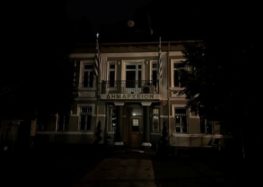 Σβηστά τα φώτα του Δημαρχείου Φλώρινας στη μνήμη των θυμάτων των Τεμπών