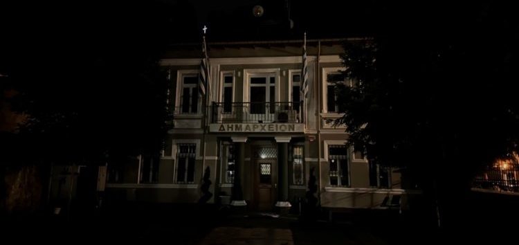 Σβηστά τα φώτα του Δημαρχείου Φλώρινας στη μνήμη των θυμάτων των Τεμπών