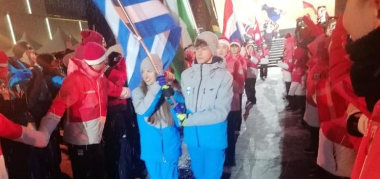 Σημαιοφόροι στην τελετή λήξης των Ολυμπιακών Αγώνων Νέων Gangwon 2024 η Χριστίνα Ρόζα και ο Ιωάννης Γιωργάκης