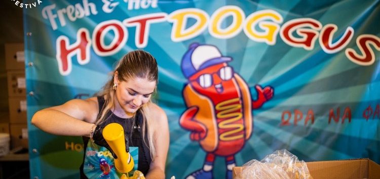 Ζητούνται κοπέλες για παραγωγή hot dog